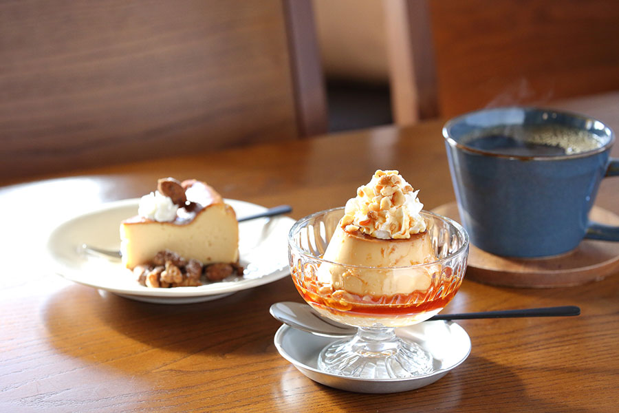 「音の葉cafe」人気のプリンとチーズケーキ。挽きたてのコーヒーは香りがよく大きなマグカップにたっぷり注いでくれます