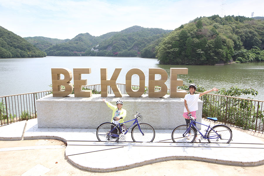 「BE KOBE」モニュメント前には自転車を立てられる溝があるのでマイバイクとともに写真撮影が可能