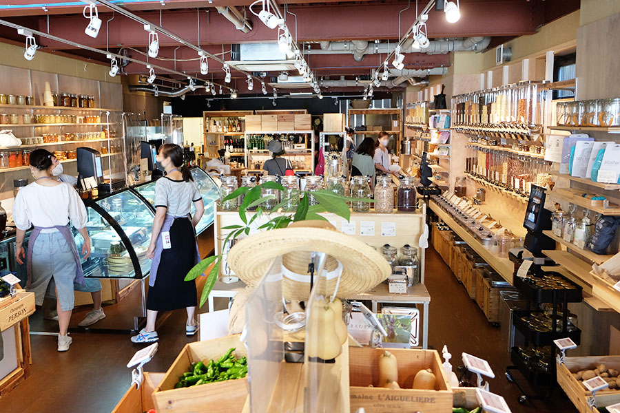 京都市が積極的にすすめる、サステナブルな取り組みに共鳴する形で、丸太町にオープン。東京都の国分寺市には1号店を構える