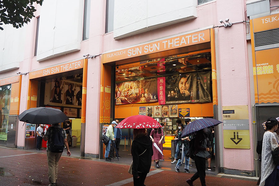 大雨が降るなか、雨天ても花火を楽しめる上映会を実施中の「塚口サンサン劇場」