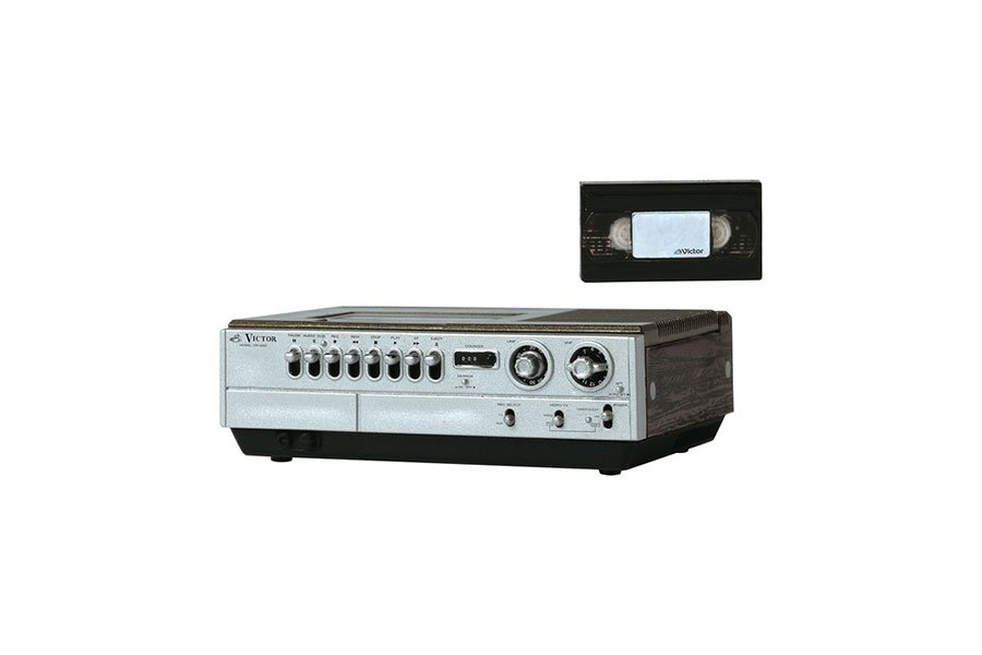 世界初のVHS方式の第一号機「VHSビデオカセッター（HR‐3300）＆ VHSテープ」は、ビデオカセッターの天面部分にあるテープホルダーに収納できるので出し入れが可能