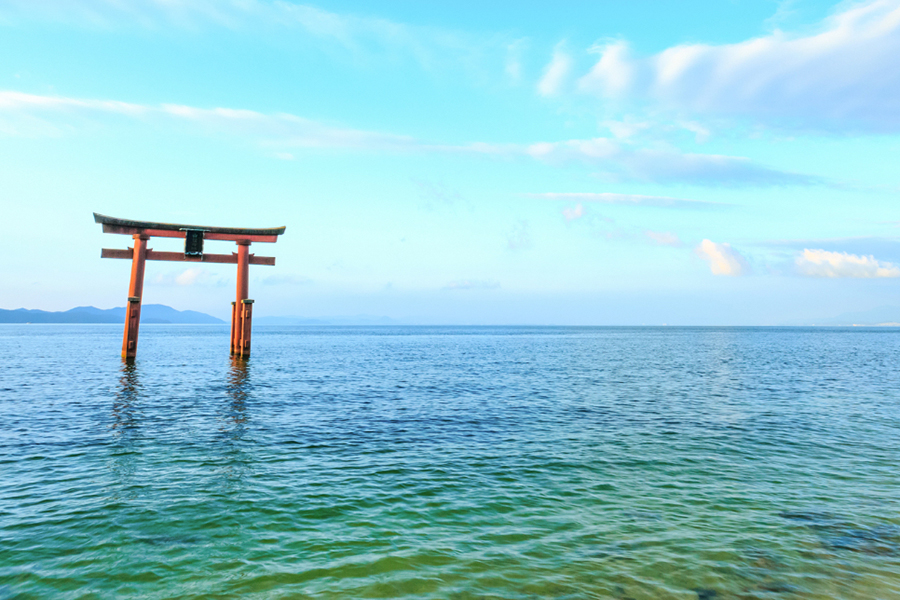 琵琶湖の青をイメージした商品が続出している滋賀