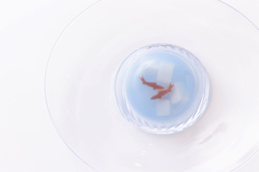 「とも栄菓舗」（高島市）のゼリー「びわ湖のしずく」324円。青色のゼリーはラムネ風味で、羊羹で作られた鮎が泳いでいる姿をイメージ