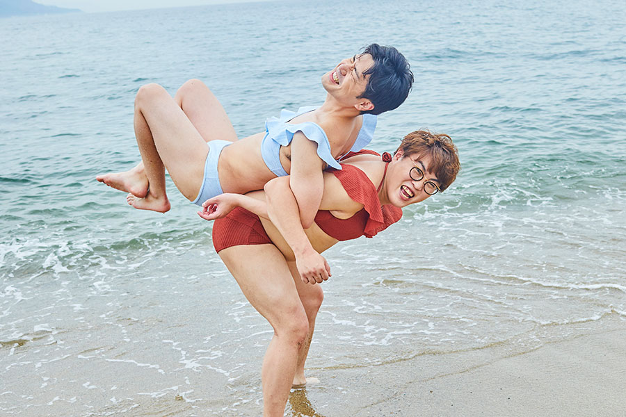 誰得？」お笑いコンビ・マユリカ、男性芸人初のビキニ写真集 » Lmaga.jp