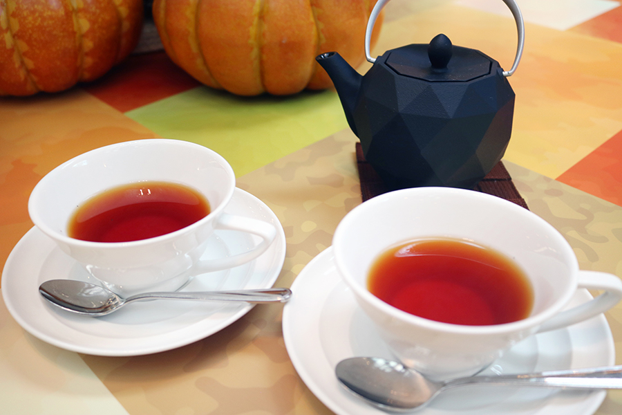 お茶がまろやかになるという、南部鉄器のティーポット「オリガミ」でサービスされる、ルピシアの季節限定のお茶「いもくりかぼ茶」（500円）。風味の良いお茶はスイーツとの相性も良く、1ポットで2杯程度楽しめる
