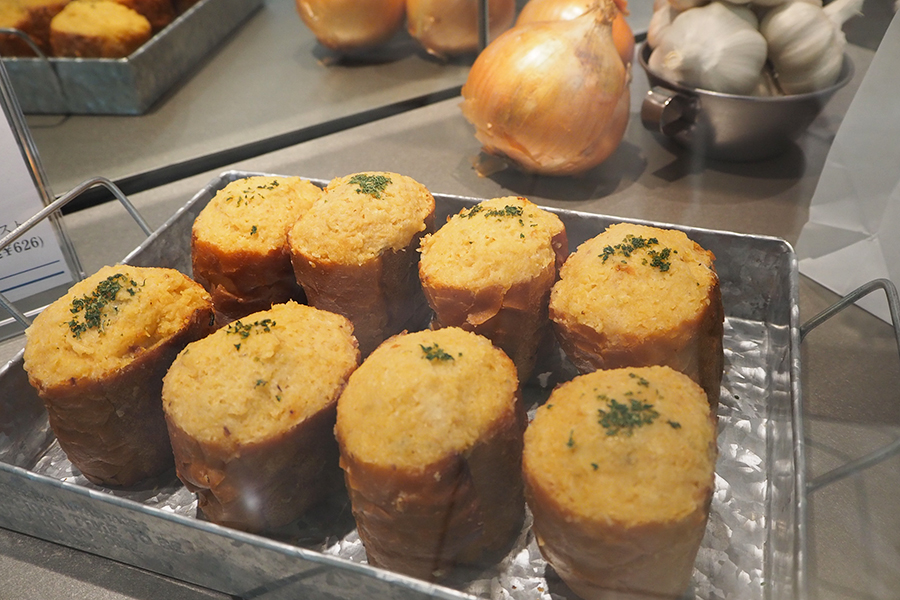 「プレミアムガーリックトースト」は、自宅のオーブントースターで温めて食べるスタイル（店で焼いてもらうことも可能）