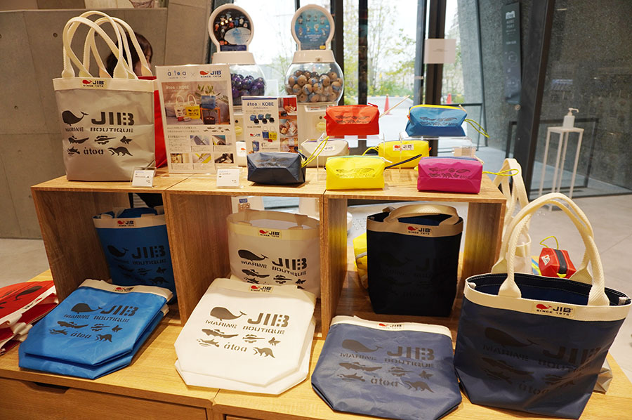 神戸が本店のセイルクロスバッグ「JIB」との限定コラボ商品も