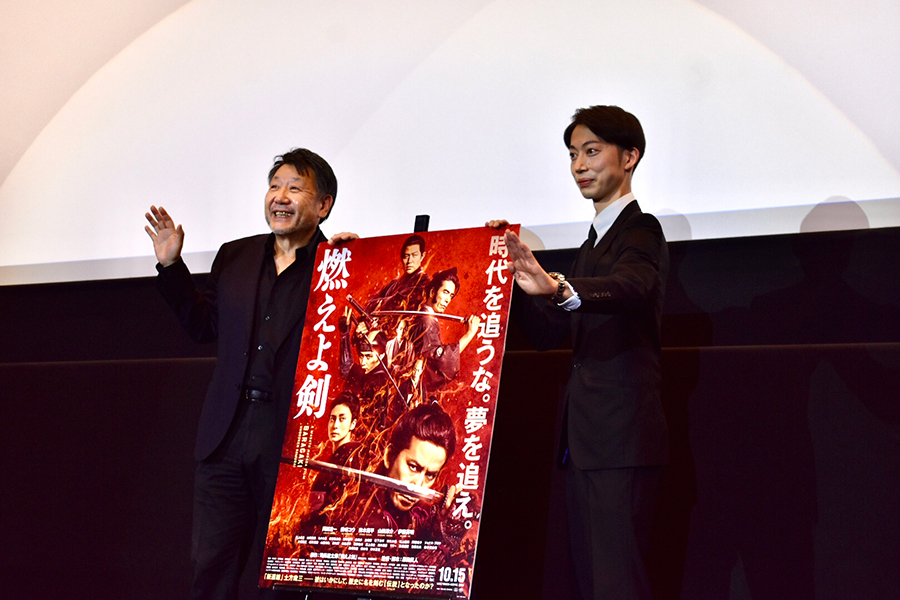 左から原田眞人監督、藤堂平助役のはんにゃ・金田哲。「藤堂が登場するシーンでは、泣く泣くカットした部分も多かった」と監督