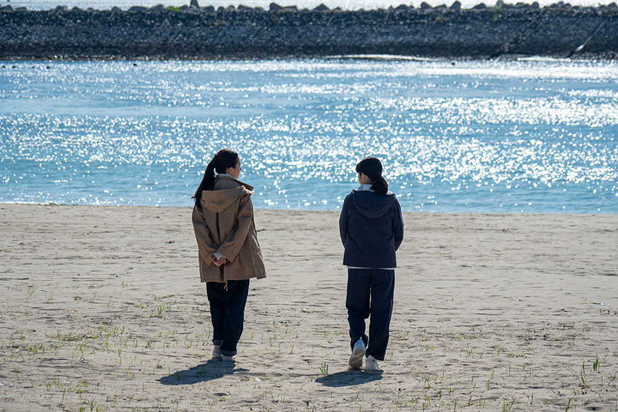 浜へやってきた百音（左、清原果耶）と未知（蒔田彩珠）(C)NHK