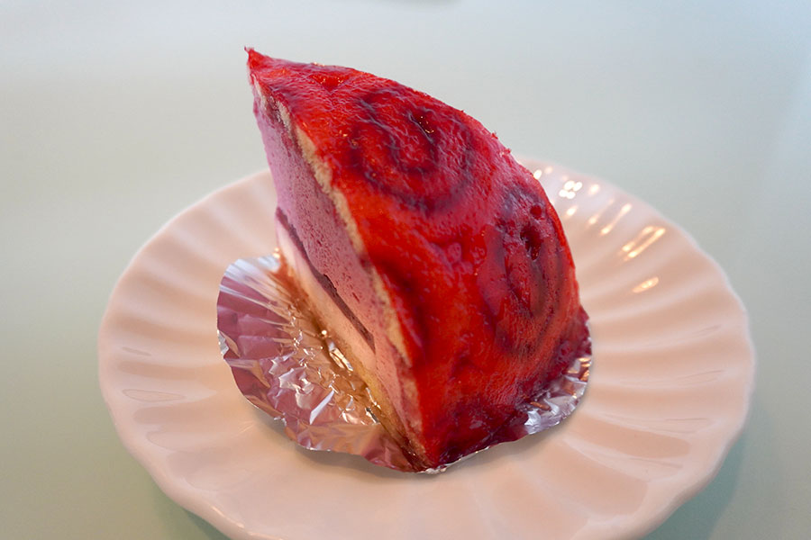トゥルビヨン（560円）。人気アニメに登場するケーキをオマージュ。フランボワーズのムースが甘酢っぱくて美味！