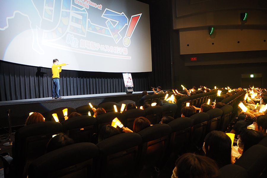 津田が、自身が演じる柳生の得意技『レーザービーム』のキャラソングを披露し、客席には柳生の学校のカラー・黄色のペンライトがあふれ、盛り上がりを見せた（16日・大阪市内）