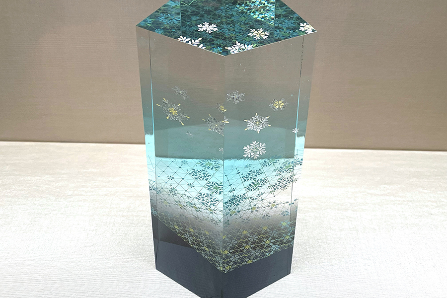 山本茜の截金ガラスは、金箔で描いた截金(きりかね)を、ガラスの中に溶かして封じ込めるという超絶技巧。複雑な反射が、変幻自在の美を見せる