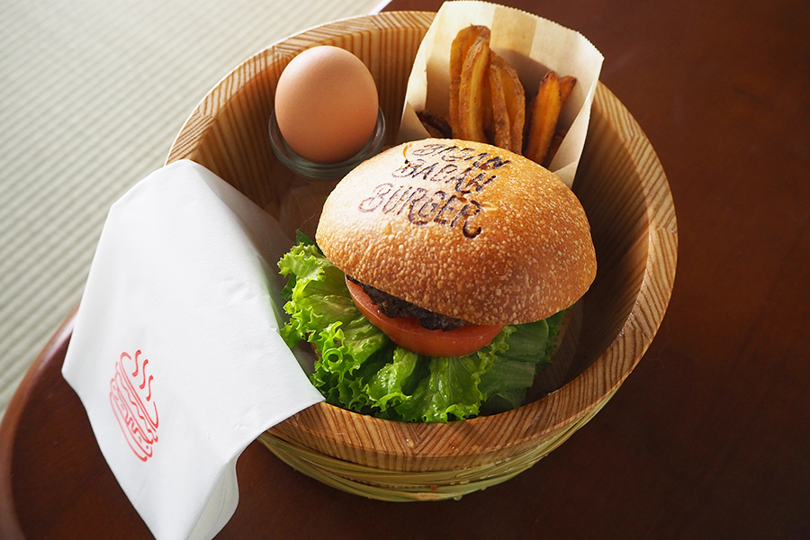 「ババンババンバーガー湯桶セット」(1000円)3種から選ぶポテト＆ゆで玉子付き