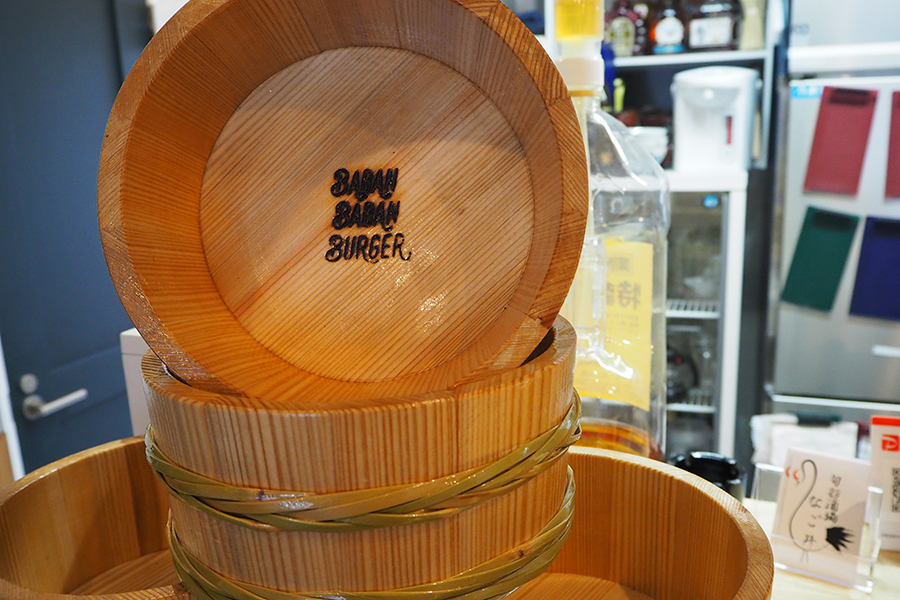 日本で唯一の大桶を作る堺市の「藤井製桶所」による湯桶。底には店名の焼印、裏には「藤井製桶所」の家紋が入っている