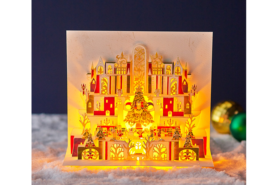 裏面からライトを当てると幻想的なクリスマスシーンが浮かび上がる ｢アトリエココ」の エスポワール（2750円）