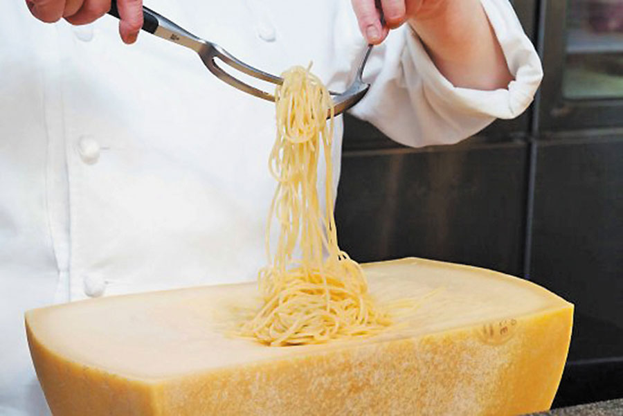 〈イル ギオットーネ〉発酵バターとパルミジャーノチーズのソース パスタタリオリーニ　1,320円（100g）