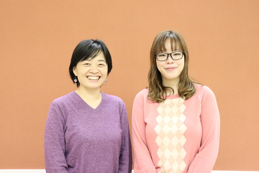 運営スタッフでキャリアコンサルタントの鴨谷香さん（左）と、神戸のさまざまなコミュニティに関わる岩田かなみさん
