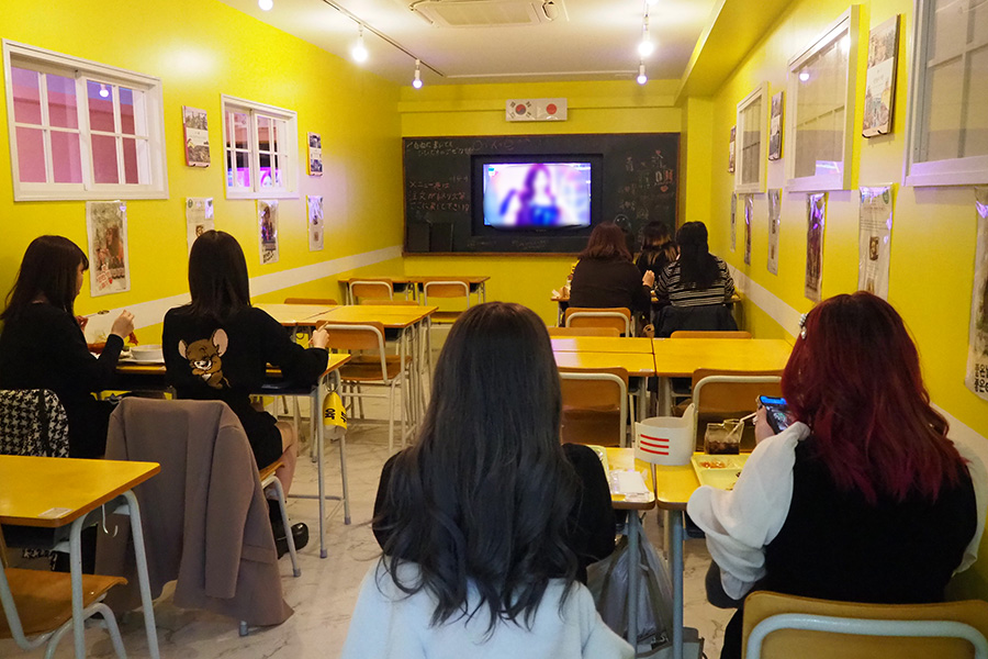 K-POP映像を鑑賞しながら食事を楽しめ、9割が女性客という。写真は1階のカラフルな教室