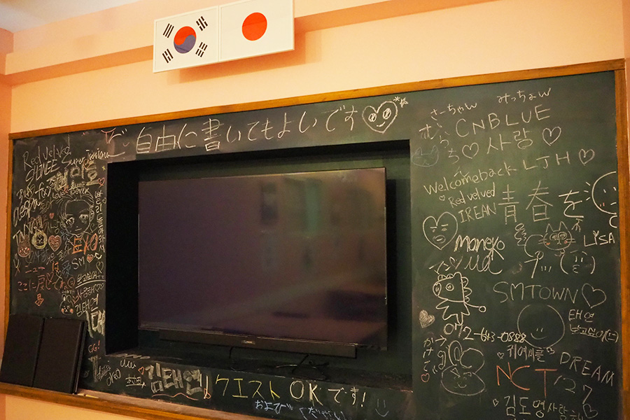 教室の黒板にはメッセージが自由に書き込め、好きなK-POP映像のリクエストも可能