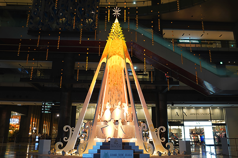 「グランフロント大阪」(大阪市北区）の北館中央に設置された巨大ツリー