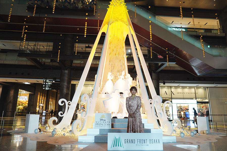「グランフロント大阪」（大阪市北区）のクリスマスツリー点灯式に出席した阿部詩選手