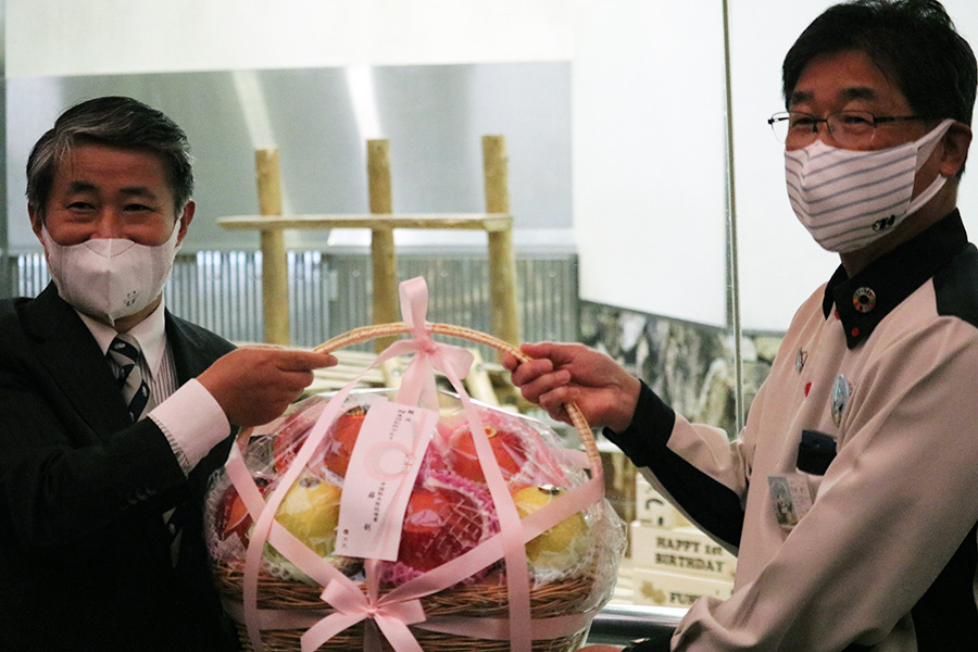 中国駐大阪総領事の薛剣（せつけん）氏からリンゴのプレゼント