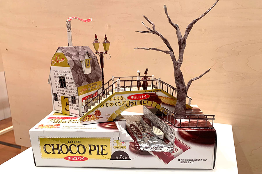 「チョコパイ」はダークブランウンを基調にした街並みで、橋上の人物にも注目