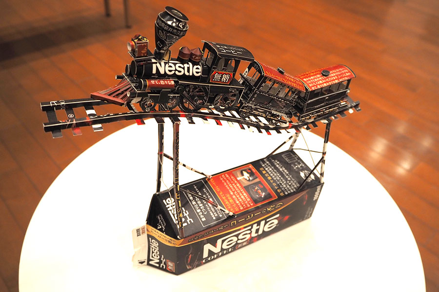 「Nestle」のコーヒーパックによる機関車さの作品