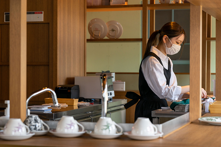 「amsu tea」の紅茶が20種以上。ストレートティーで少量ずつ注いでくれる