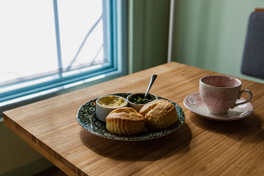 京都限定の抹茶クリームティーには、スコーン2個、クロテッドクリーム、抹茶ミルクジャムとティーフリーがセットに