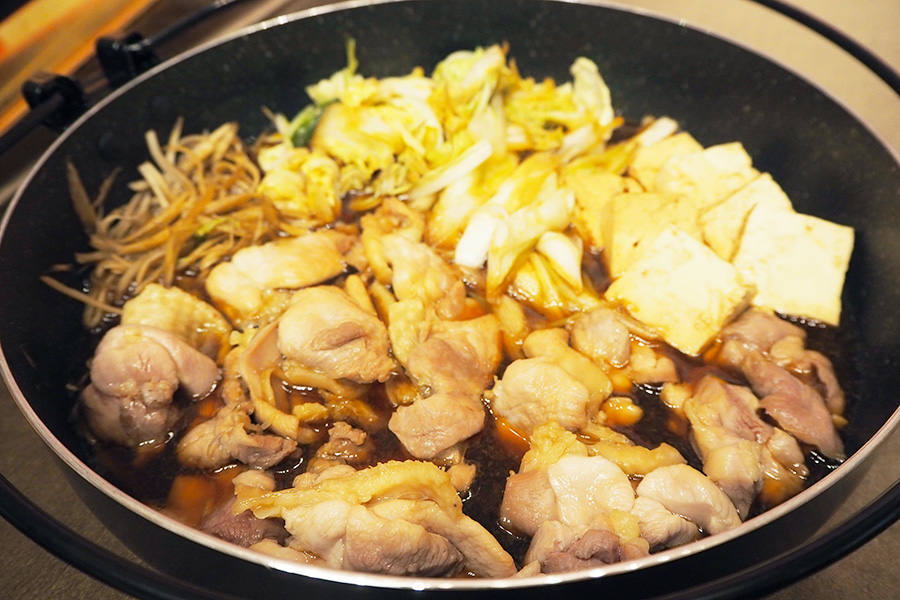 調理例のすきやき鍋。奈良のブランド地鶏本来の甘みも特徴