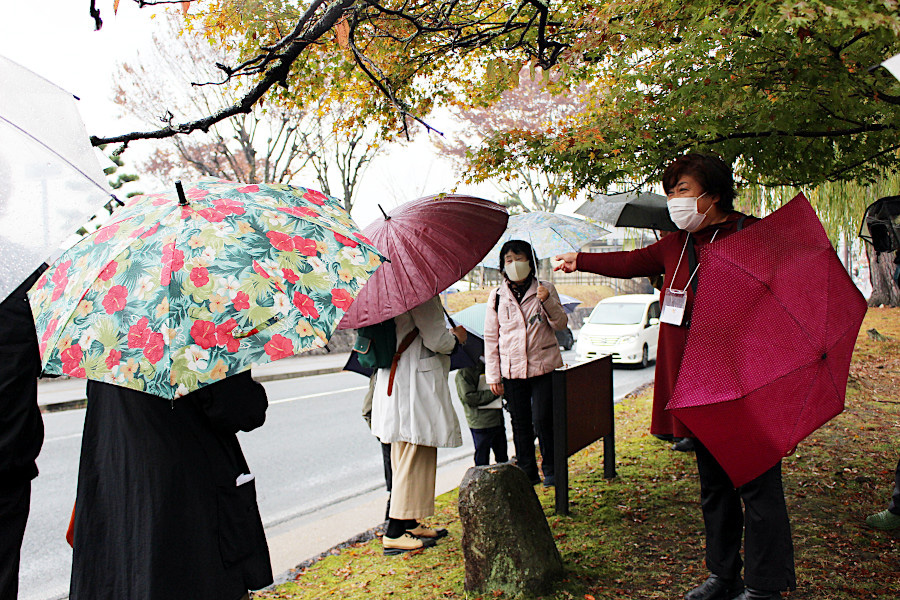 「朝歩きツアー」で昔から京都と奈良を行き来してきた「京街道」と奈良八景のひとつである「轟（とどろき）橋」の跡を案内するガイドの倉橋みどりさん。古代～近現代の「きたまち」の歴史のモザイクが体感できるツアー内容（11月22日撮影）※28日のツアーは満席
