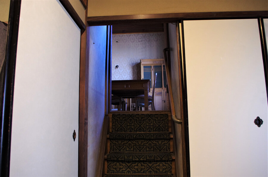 洋館と和館を結ぶ2階部分の階段。現在よりも日本人は背が低かったため、低い扉になっている（2021年11月29日・大阪市此花区）