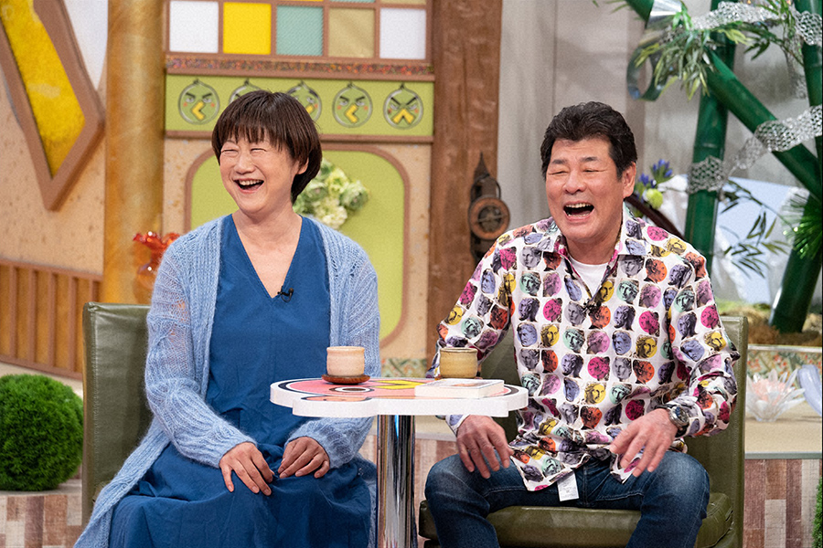 『もんくもん』（読売テレビ）にゲスト出演した赤井英和（右）と妻・佳子さん（C）ytv