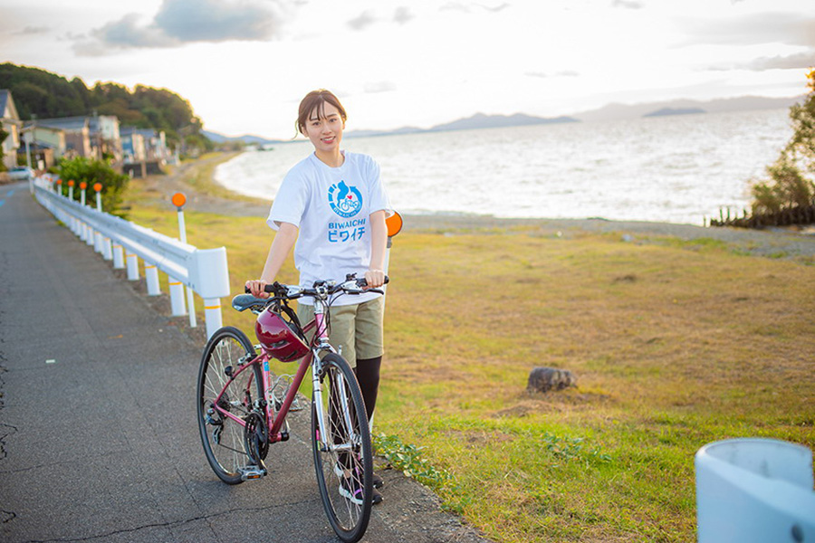『こころのふるさと〜CoCo滋賀！』では、琵琶湖を自転車で一周する「ビワイチ」をイメージした写真も