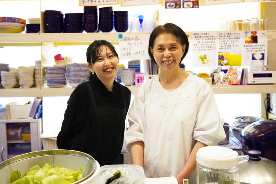 「おかん食堂」の上野由美子さん（右）と、お手伝いの息子の奥さん