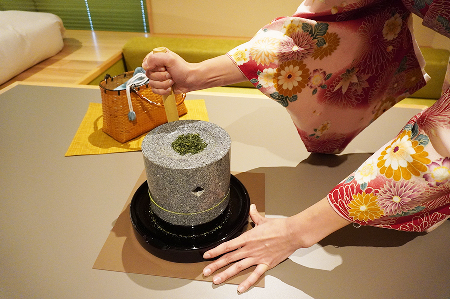 「祇園てくてく茶会」では、抹茶を臼で挽くこともできる。15分間まわし続けて、1人分が挽けるくらいだそう