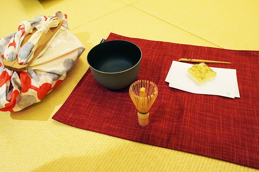 ご近所アクティビティ「祇園てくてく茶会」では、お茶を立てるための道具がセットで貸し出される