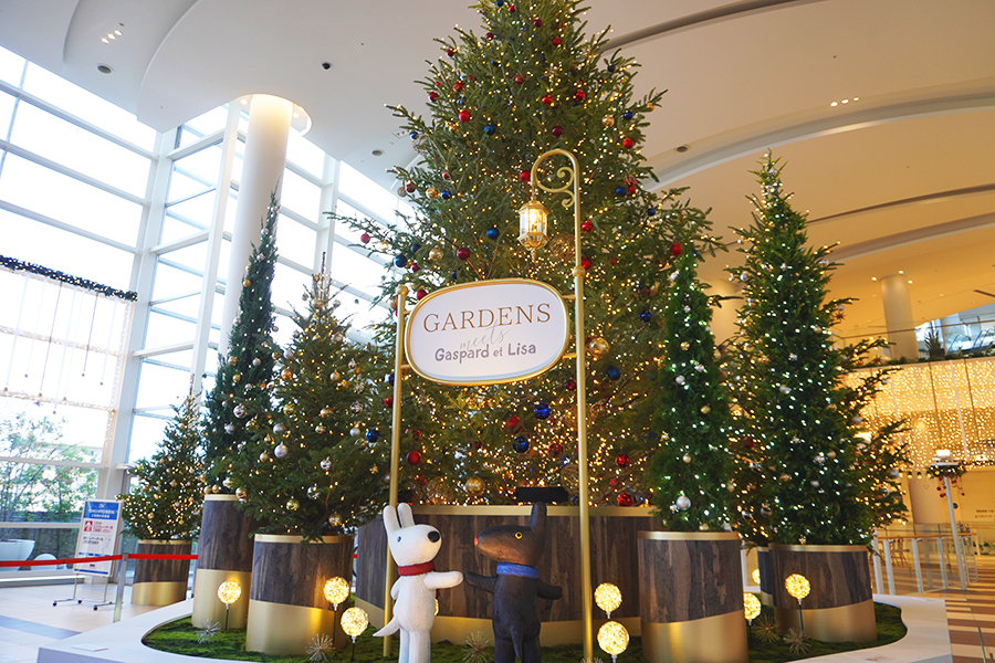 入り口正面に展示されている巨大クリスマスツリー