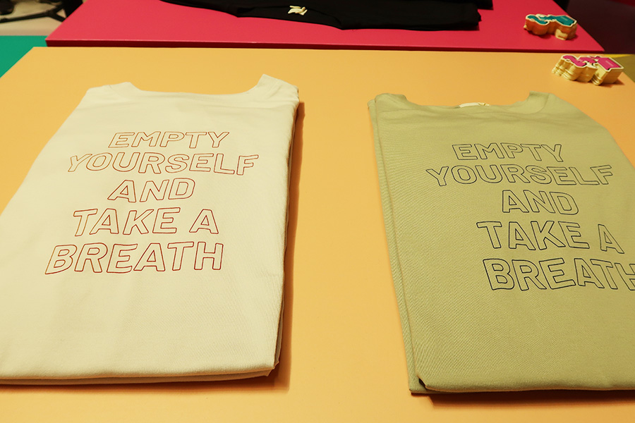 「TAKE A BREATH」Tシャツは、6600円。色はライトブルーグレー、グリーン、ブラックの3色