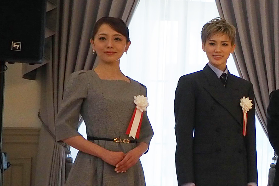 除幕式に出席した（右から）宝塚歌劇団 の雪組トップスター・彩風咲奈、雪組トップ娘役・朝月希和