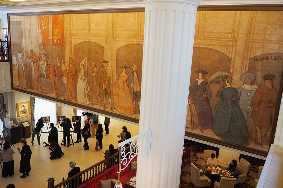 ロビーには小磯画伯が原画を描き、昭和５１～５６年５月まで「宝塚大劇場」で使用されていた緞帳　『騎士の門出』も飾られている