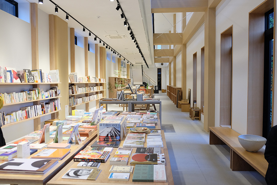 約3000冊の新刊と古書が並ぶ「図書館」