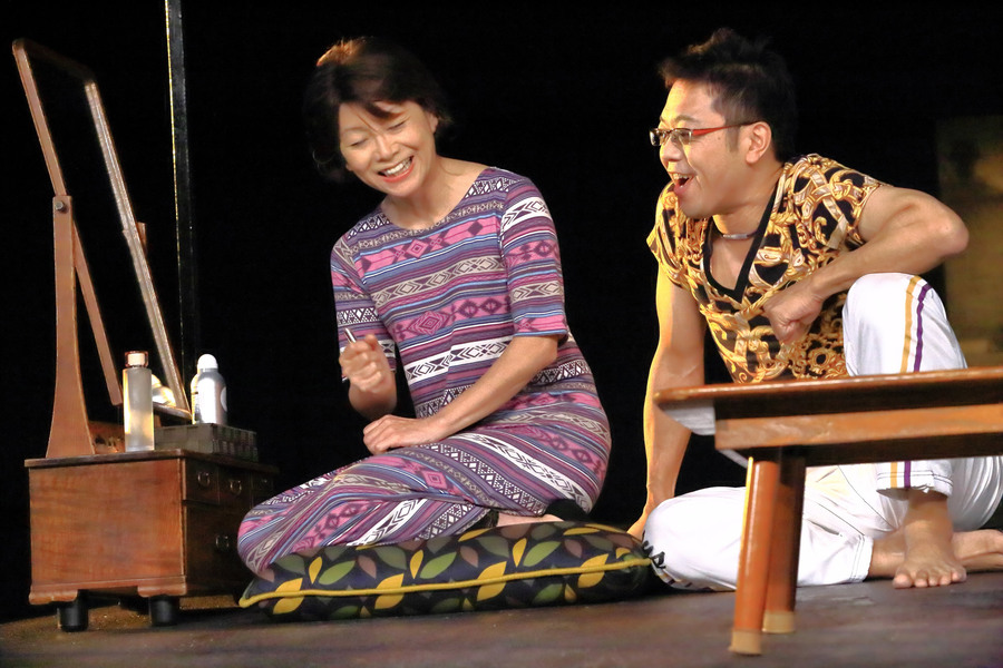 『姐さん女房の裏切り』（2014）より千葉雅子（左）、土田英生　撮影：清水俊洋