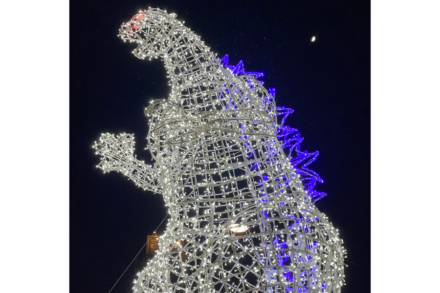 アトラクション「ゴジラ迎撃作戦」１周年を記念して登場した光るゴジラ