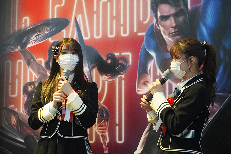 『DC展』のオープニングセレモニーに出席した上西怜（左）と安部若菜（右）（17日・大阪市内）