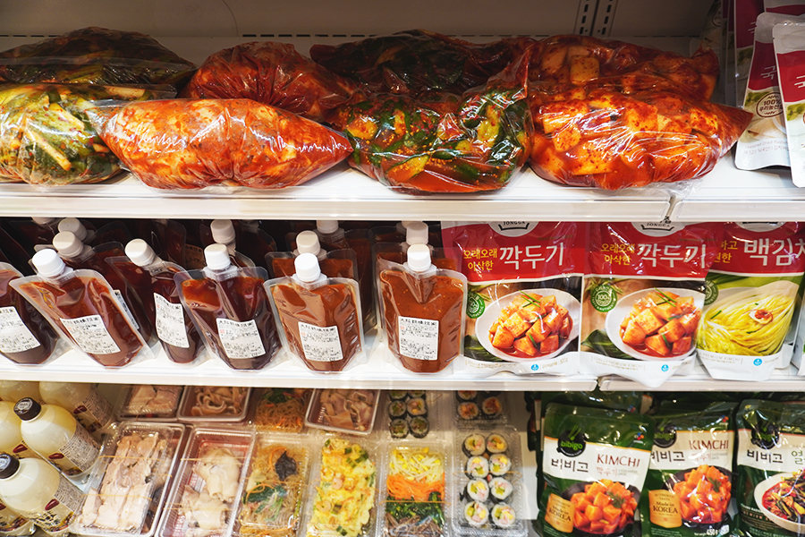 コリアンタウンのお惣菜店に並ぶ「鶴橋キムチ」も数種類スタンバイ