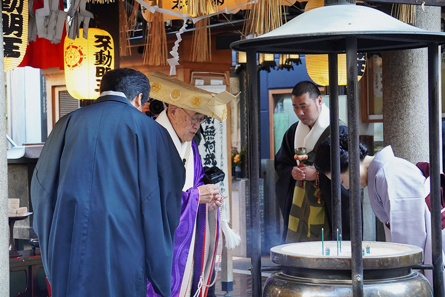 12月3日に法善寺（大阪市中央区）にて公演成功祈願がおこなわれた