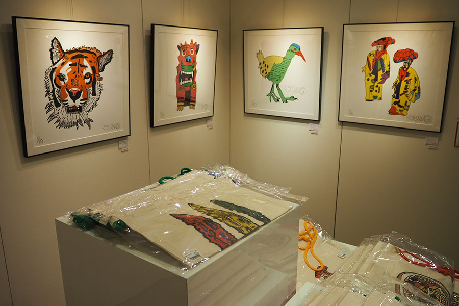 沖縄のシーサーや花笠を描いた作品も展示