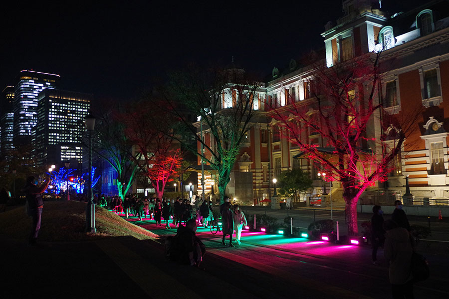 大阪中央公会堂南側の『SOOTHING LIGHT』を歩く人々